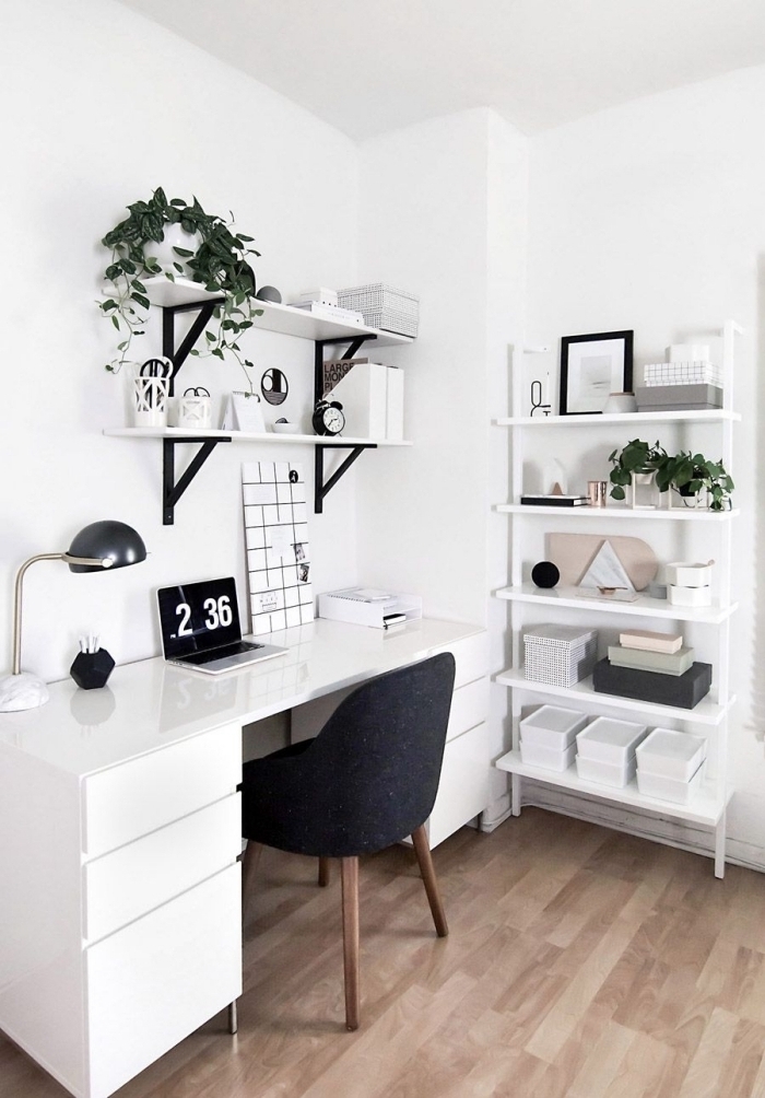 décoration minimaliste dans une pièce blanche avec parquet en bois, idée déco espace de travail avec bureau salon