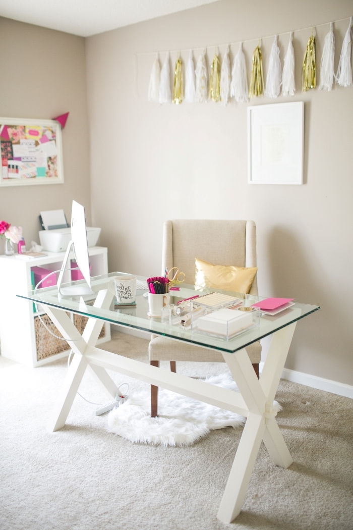 idée agencement bureau moderne dans une pièce beige et blanc, décoration coin de travail à domicile avec accents en rose