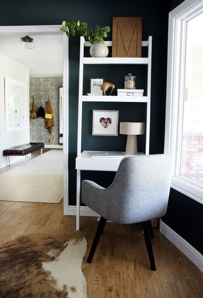 comment transformer un meuble de salon en coin home office facile, idée de petit bureau avec rangement mural blanc