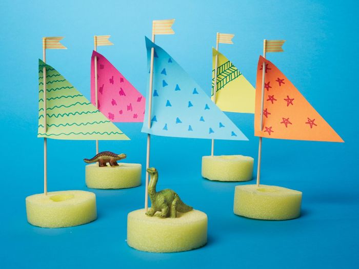petits voiliers fabirqués dans éponge, papier et cure-dent avec figurines de dinosaures, activité créative pour l été