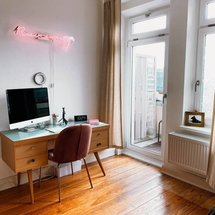 modèle de bureau en bois dans une chambre blanche, exemple comment faire un coin de travail dans sa pièce intime