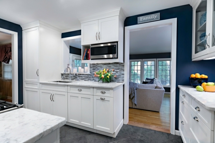 Blanc et bleu sombre pour la cuisine moderne dans une maison a la campagne, couleur bleu marine, cuisine mur bleu nuit nuances foncées