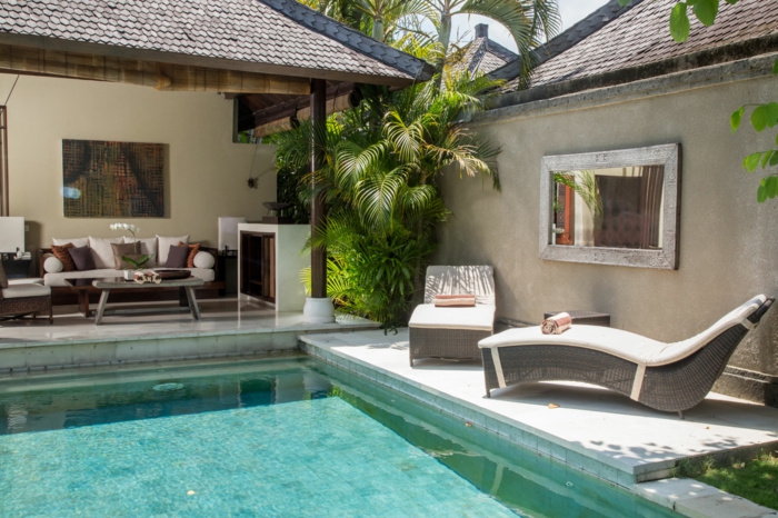 Maison avec piscine decoration exterieur, amenagement terrasse jardin originale et coloré canapé blanche et table basse
