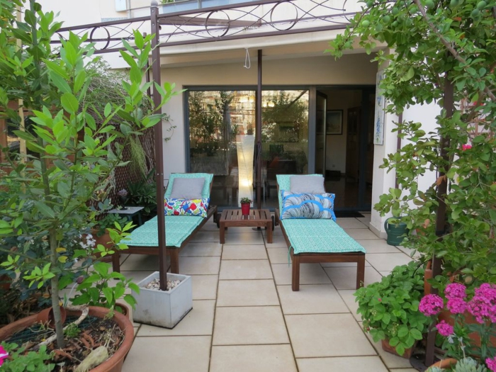 Chaises longues bleus deco terrasse, aménagement terrasse de jardin option extérieur plantes vertes