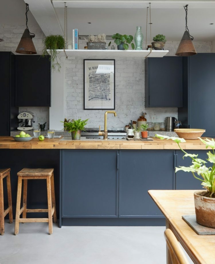Maison champetre idee cuisine, décoration cuisine mur bleu foncé nuances de bleu blanc et bois cuisine