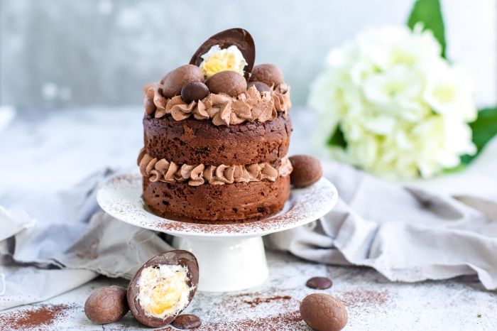 exemple de gateau de paques au chocolat facile à réaliser soi-même, idée layer cake au chocolat facile avec décoration œufs en chocolat