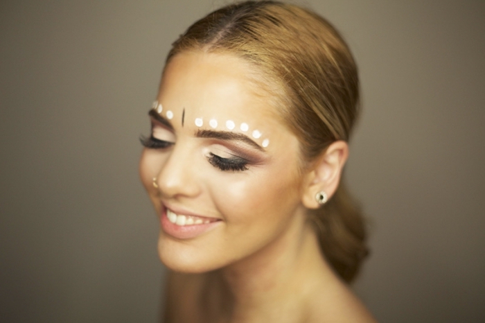 apprendre a se maquiller pour un festival, idée de make-up original pour une fête avec pointillés en eye-liner blanc