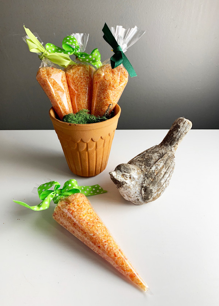 Originale idée cadeau diy, cadeau original a fabriquer pour enfant pour paques faire un carotte simple avec bonbons oranges