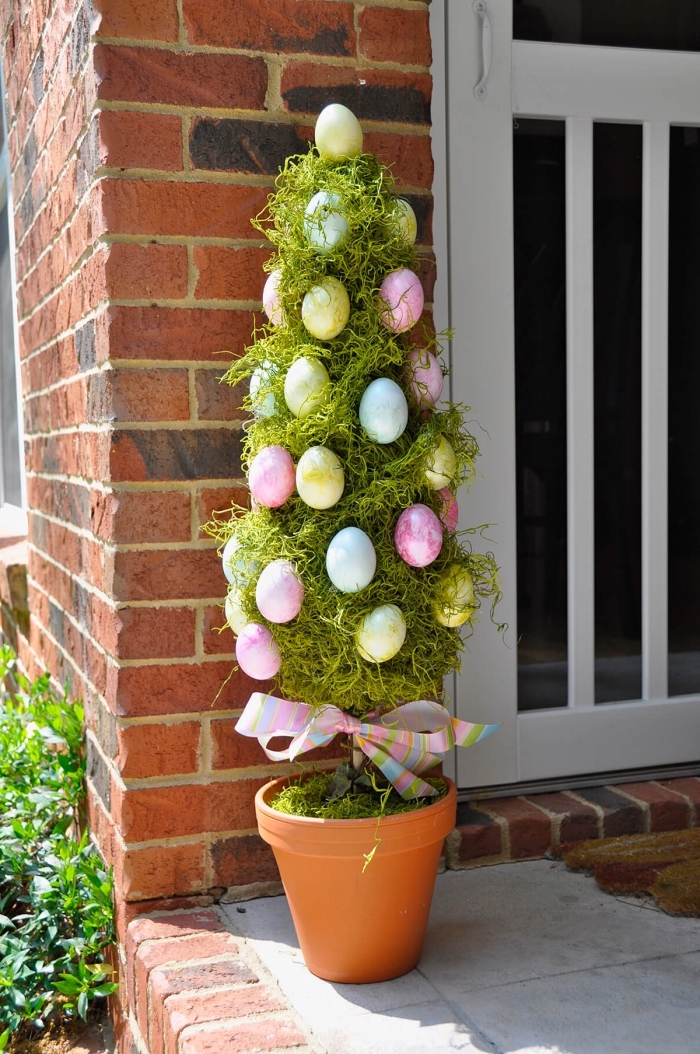 activité manuelle paques pour l'extérieur, modèle arbre en forme de sapin décoré avec oeufs de Pâques et ruban