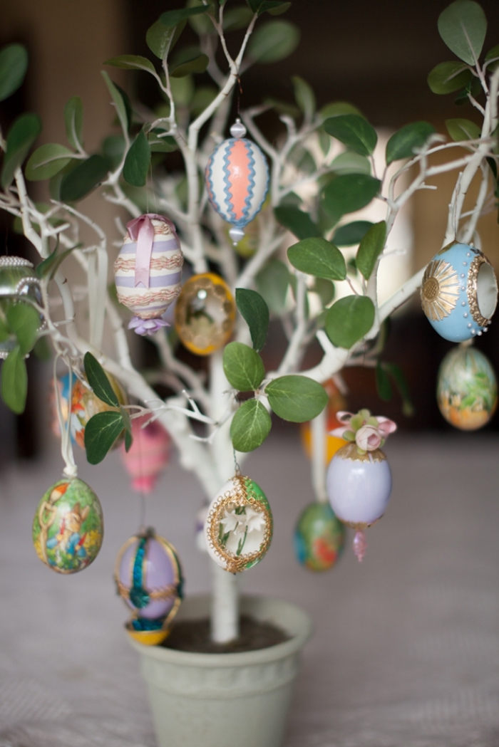 petit arbre aux feuilles vertes décoré d'oeufs de Pâques, idée de decoration paques facile et rapide pour l'intérieur