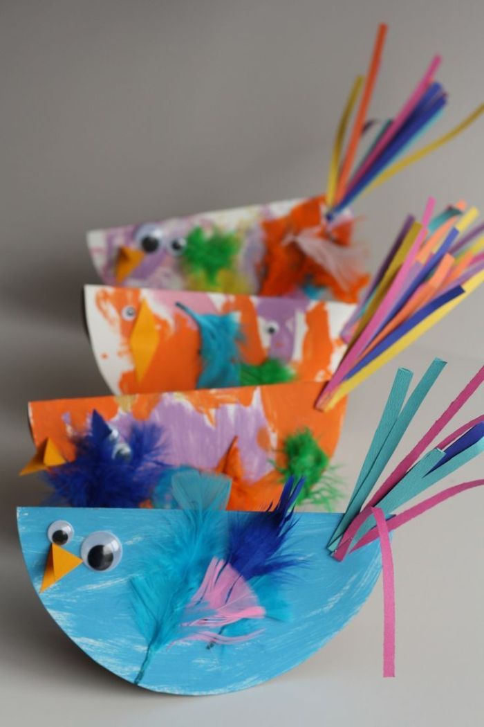 poussins de papier aux ailes de plumes et de ficelles de papier avec des yeux mobiles, activité créative de paques