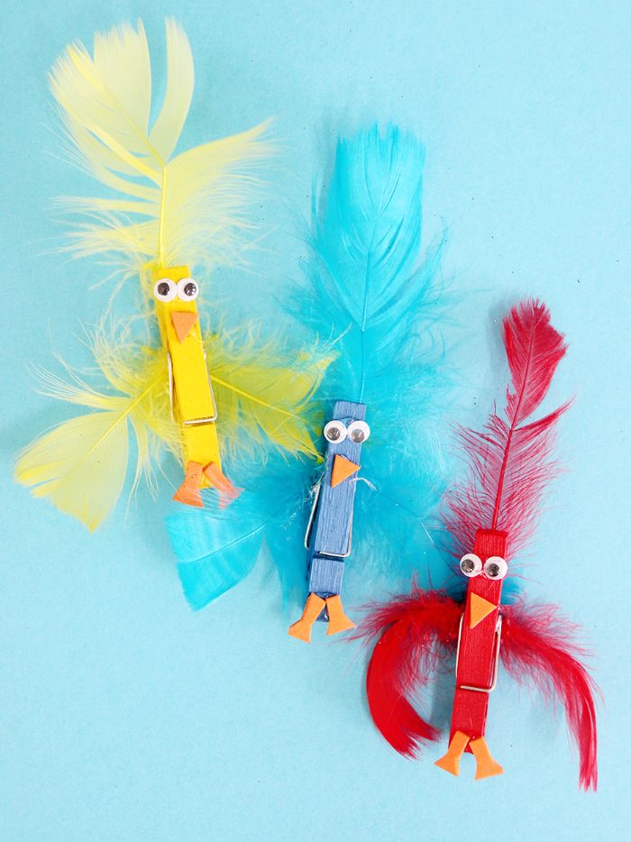 pinces à linge pour fabriquer un poussin décoré de plumes colorés avec des yeux mobiles, bricolage paques maternelle