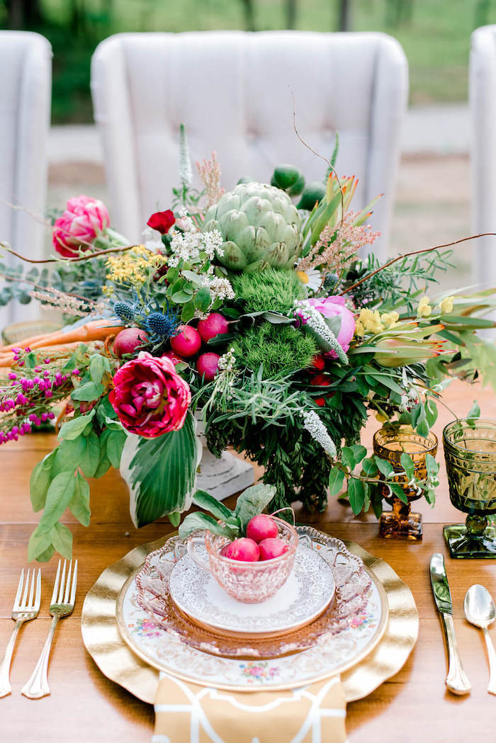 Bouquet de fleurs printanières style bohème, table décoration mariage champêtre chic beauté en rose et verte 