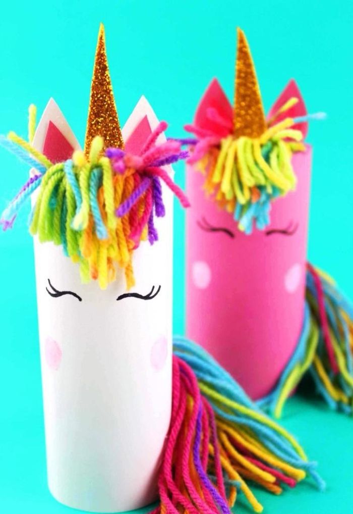 fabriquer une licorne dans rouleau de papier toilette avec cirinère de fils de laine colorés et des cornes en triangles colorés