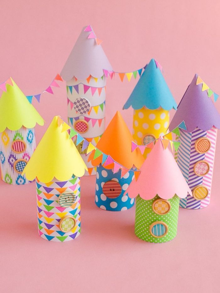 petites maisons fabriqués dans rouleau de papier toilette et papier coloré avec des toitures en cones de papier, activité manuelle matenrelle originale