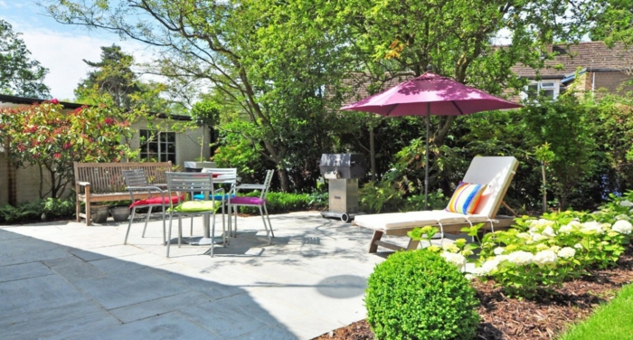 Chaises coussins colorés, terrasse exterieur, aménagement terrasse de jardin plantes vertes