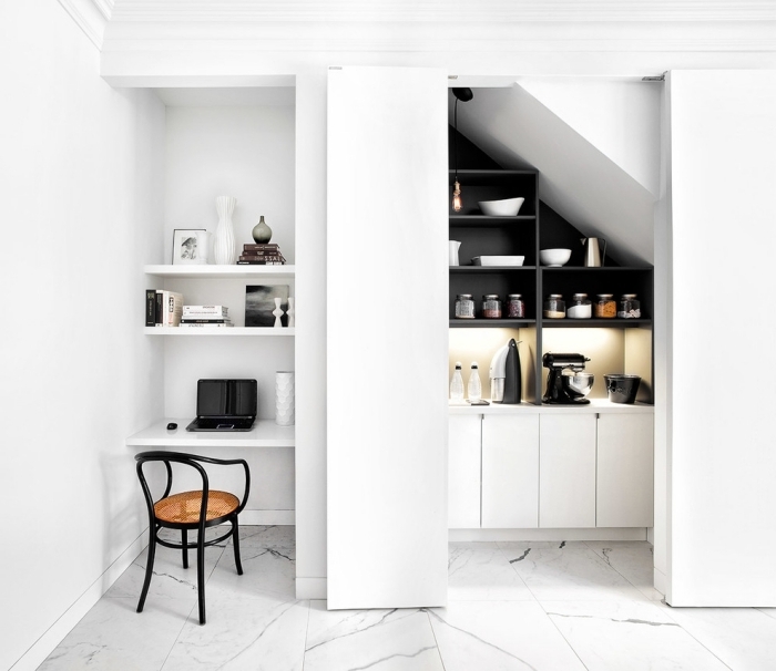 idée bureau petit espace moderne, aménagement espace de travail à domicile dans une cuisine avec bureau suspendu