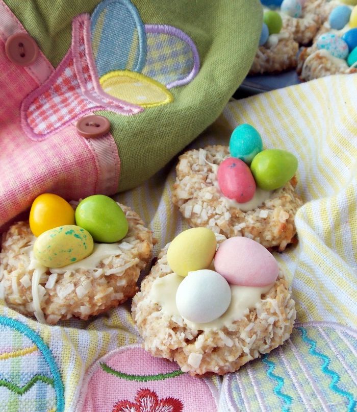 idée de dessert paques facile avec cookies croustillantes décorés de crème blanche et noix de coco râpé en forme de nid
