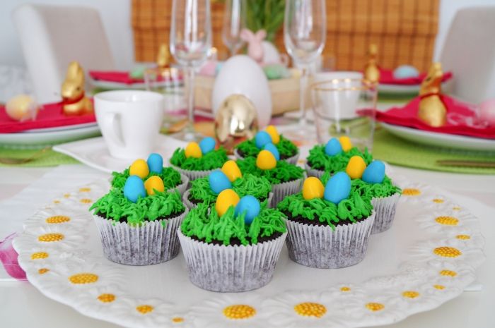 comment faire un mini gateau pour paques facile, idée recette de muffin au chocolat noir avec décoration en crème verte pour Pâques