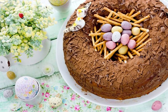 idée comment préparer un gâteau de pâques au chocolat sous forme de nid de Pâques rempli de petits œufs en chocolat
