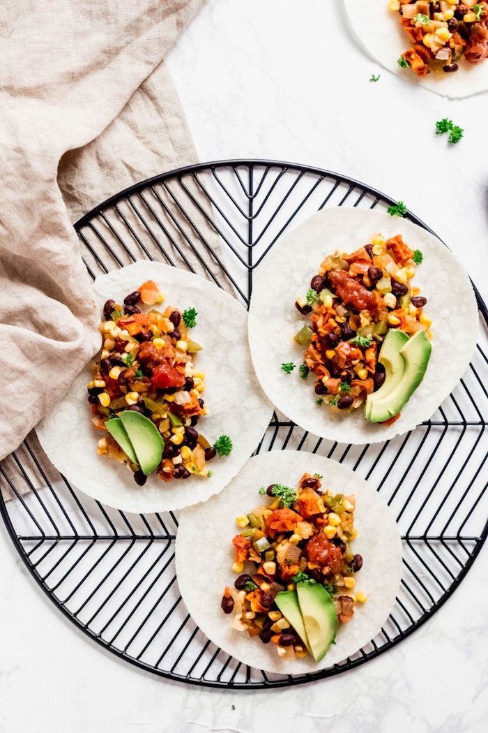 idée repas semaine, recette vegan burrito au mélange d haricots noirs, maïs, légumes et des épices mexicaines