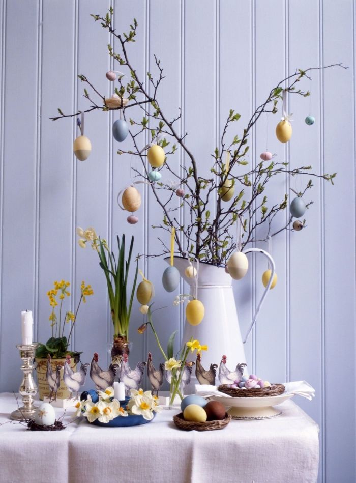 bricolage paques facile, idée comment décorer une table de Pâques avec bouquet de branches et oeufs peints