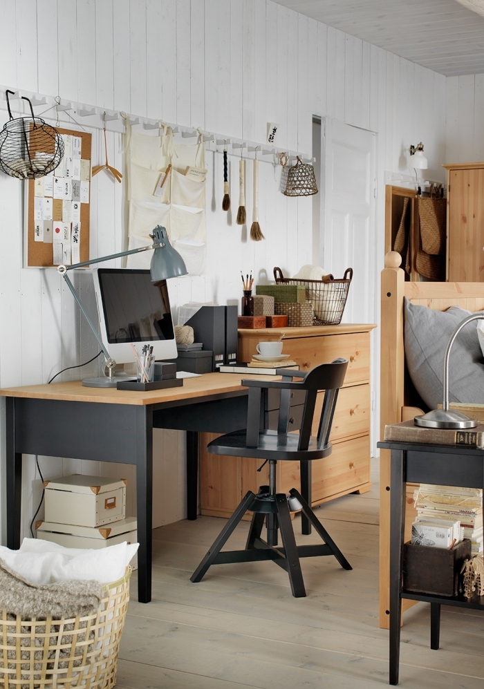 aménager un bureau à domicile avec meuble bois et noir, décoration home office aux murs blancs avec meubles bois