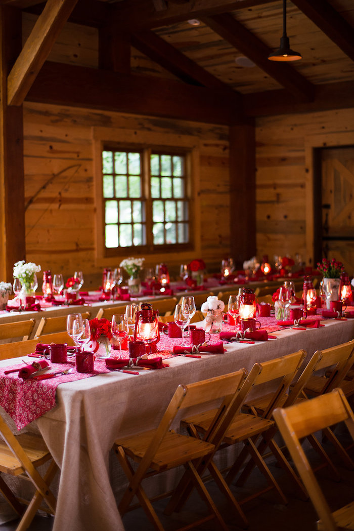 Longues tables dans un grand chalet reception mariage champêtre chic, décoration élégant au style rustique