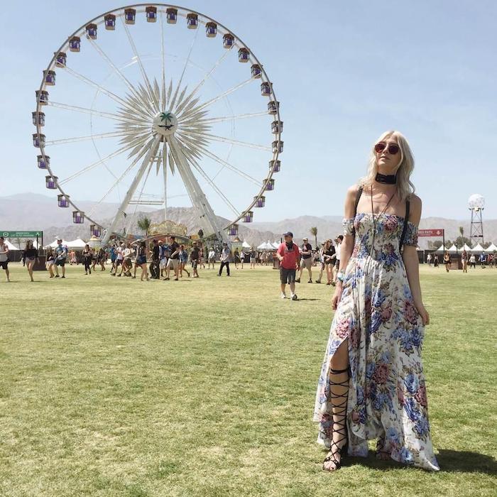 Longue robe hippie chic fendue associée a choker, festival californie du sud beau look moderne 