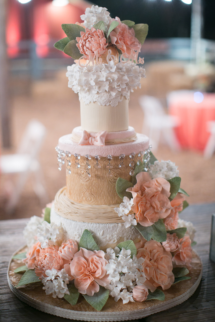 Cool idée comment décorer un gâteau mariage fleurie, decoration mariage champetre, le chic rustique deco mariage moderne