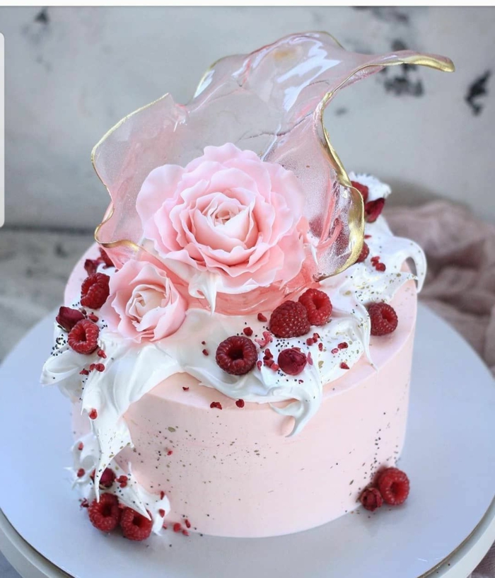 Belle décoration avec fleurs de pâte à sucre et framboises gateau anniversaire fille, image gâteau d’anniversaire original