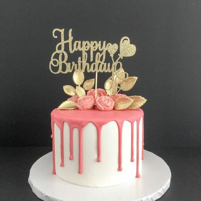 Joyeux anniversaire gateau avec écriteau doré et roses en pâte à sucre rose idée gateau anniversaire, pièce montée anniversaire femme