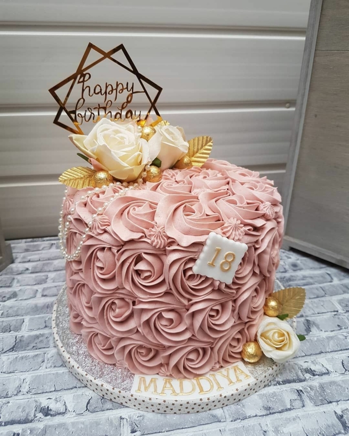 Cool roses et écriteau joyeux anniv gâteau d anniversaire original, inspiration gateau 30 ans