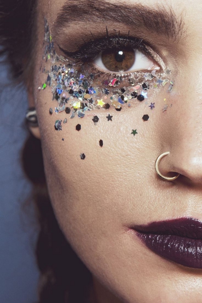 comment se maquiller les yeux pour un festival, make-up facile à réaliser pour un festival avec gel pailleté sous les yeux