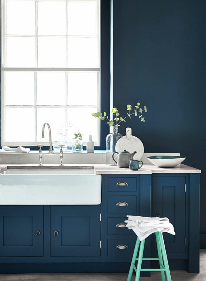 Sombre bleu pour la cuisine moderne blanche et bleue, peinture bleu nuit tendance esthétique décoration épurée 