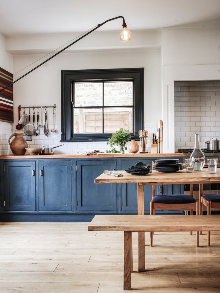 Rustique cuisine en bleu et bois avec carrelage blanc, idée couleur cuisine, deco bleu, aménagement appartement
