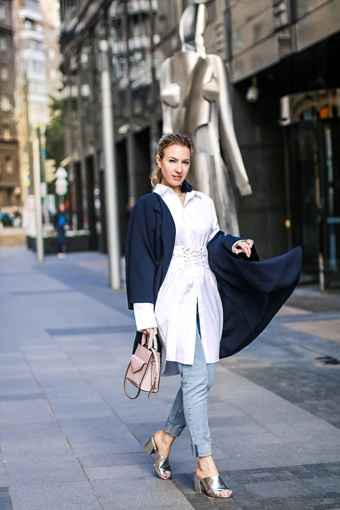 vision élégante femme avec jeans clairs et chemise tunique blanche, exemple de veste légère femme de couleur bleu foncé