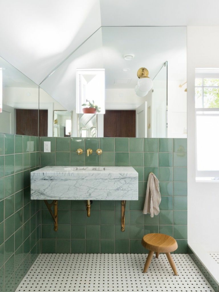 Carrelage vert et lavabo en marbre, image salle de bain colorée, idée couleur salle de bain moderne 