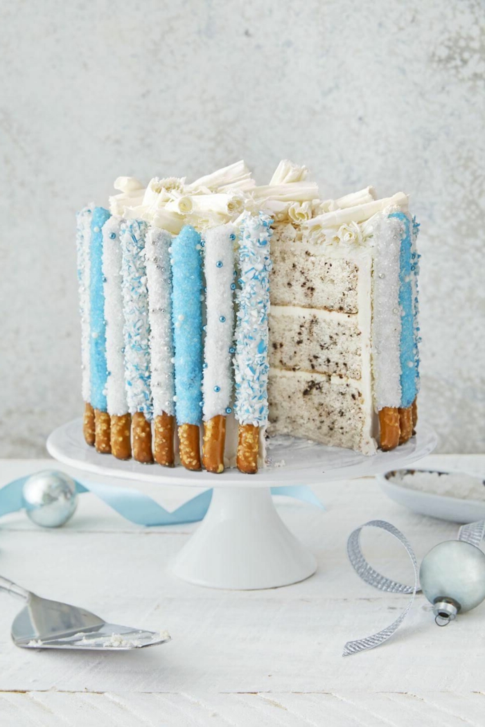 Simple déco diy de pretzls au chocolat blanc et bleu image gateau anniversaire, gateau d anniversaire facile à faire