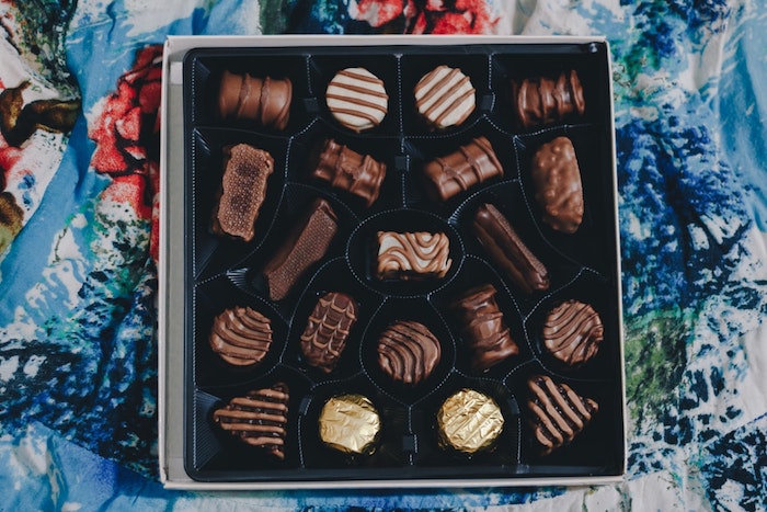 Boite pleine de chocolats bonbons de paques pour adultes, cadeau de paques chouette idée