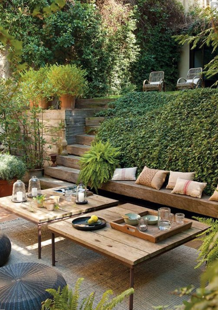Terrasse en bois, coussins décoratives idee amenagement jardin, belle deco terrasse pergola coin