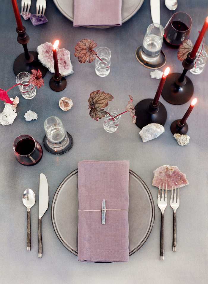table-bien-rangée-pierre-precieux-quartz-rose-serviette-en-lin-rose-pastel-deco-mariage-champetre-style-boheme-chic-mariage-plein-nature Serviette lin rose pale pierres precieux pour deco mariage champetre a faire soi-meme, mariage boheme chic