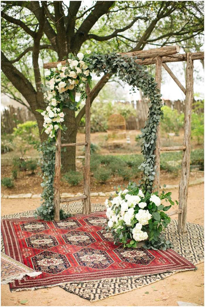Arc fleurs blanches décoration mariage champêtre chic, mariée robe champetre beau tapis oriental 