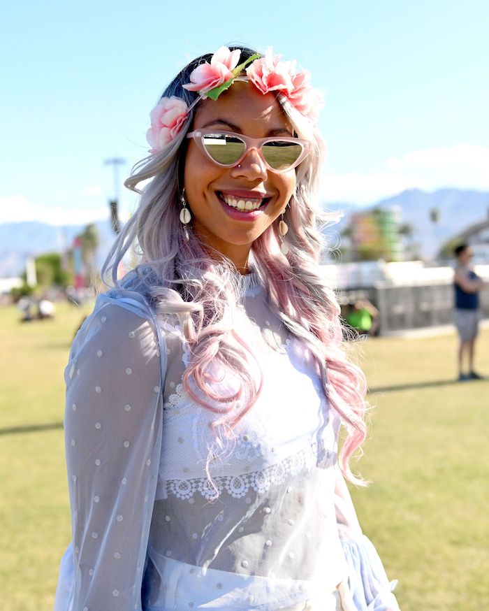 Femme coiffure couronne de fleurs, robe dentelle blanche tenue festival Palm Springs, belle tenue coachella femme jolie célèbre