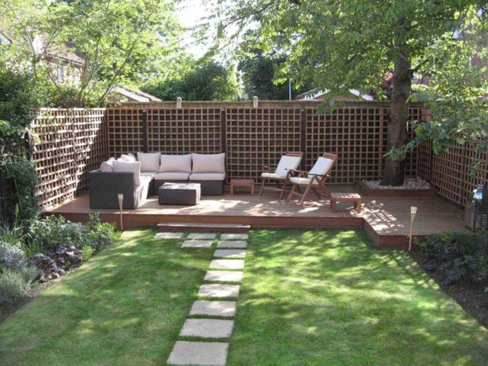 Planchers en bois, canapé en angle, aménager un petit jardin, idees terrasses exterieures joli déco