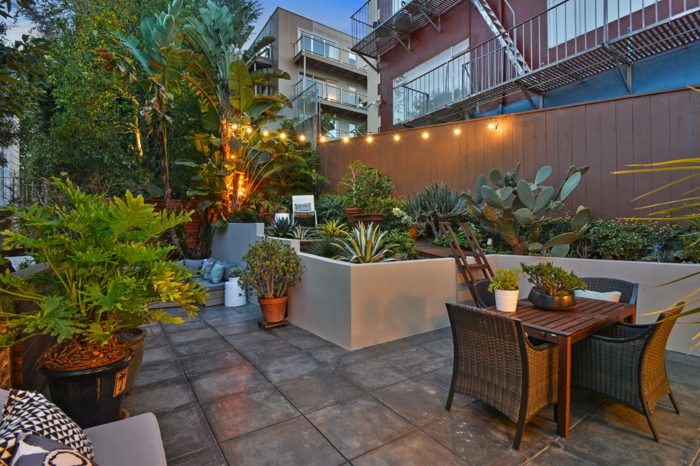 Guirlande lumineuse decoration jardin terrasse, amenagement petite terrasse cool, table et chaises rotin