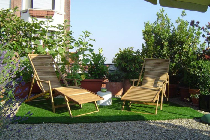 Chaises longues bois, aménagement terrasse de jardin, inspiration terrasse moderne