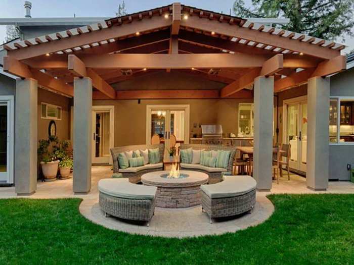 Belle maison luxueuse amenagement terrasse jardin, comment aménager une terrasse avec canapé ronde et cheminée extérieur
