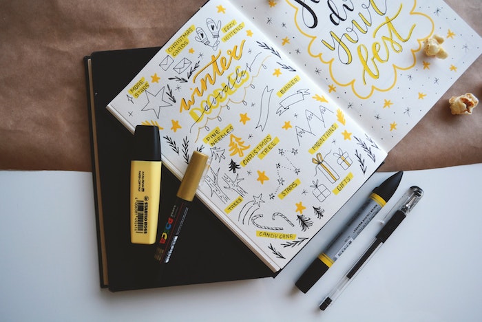 comment personnaliser son agenda, idee decoration pages d un agenda avec stylos et feutres noir et jaune