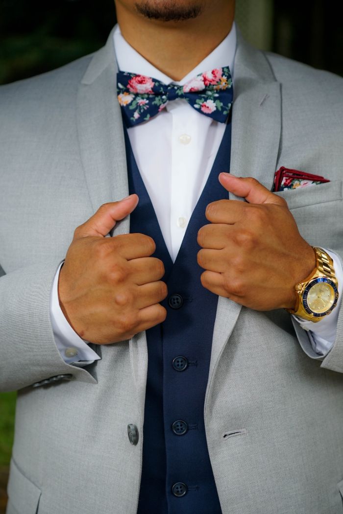 matières nobles pour constituer une tenue chic homme classe, chemise en satin blanche, noeud de papillon coloré, costume trois pieces